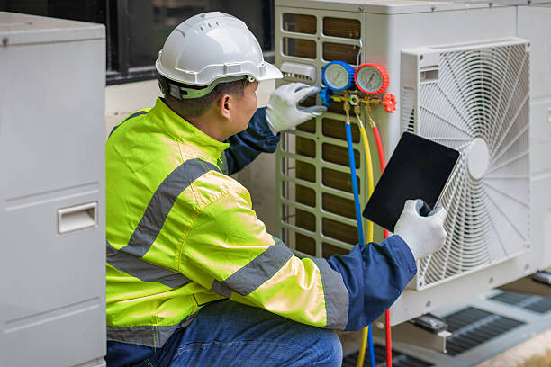 Professional Heat Pump Repair technician working in Wellman, IA